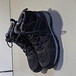 Aggressor black size 8 hiking boots